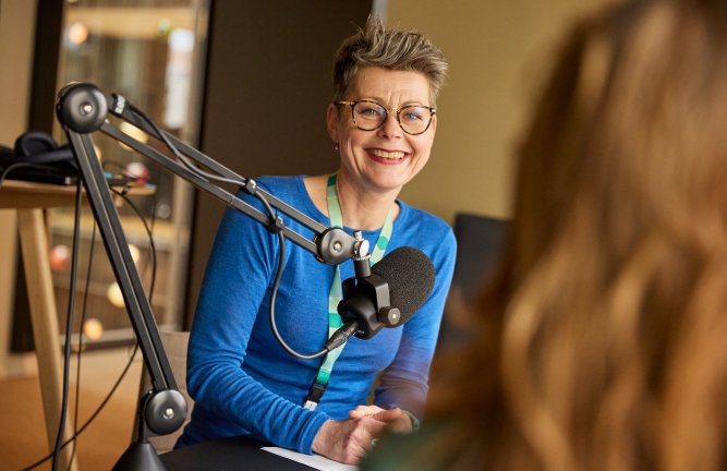 Bilde av Elisabeth Aas, programleder i podkasten Protopia fra Norsk helsenett, under innspilling i studio i Oslo.