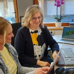 Bilde av to damer på kontor