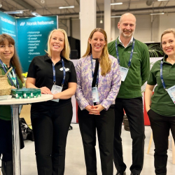 Bilde av ansatte i Norsk helsenett på stand