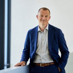Portrett av smilende mann