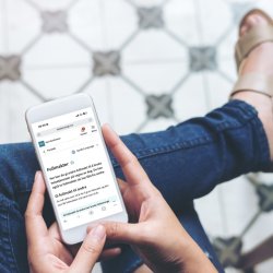 Person som ser på skjerm