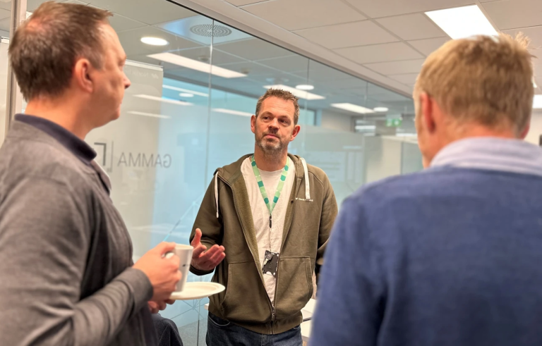 Bilde av Ronny Sætereng fra Norsk helsenett som snakker med representanter fra Hemit under brukerforum for videtjenesten.
