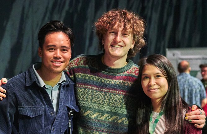 Tre smilende ansatte