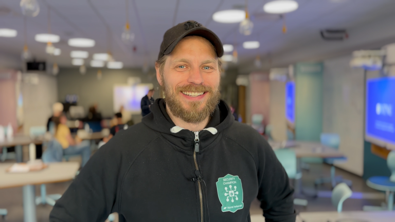 Security Champion i Norsk helsenett, Jonas Bo Grimsgaard, under en Hackathon for studenter ved NTNU