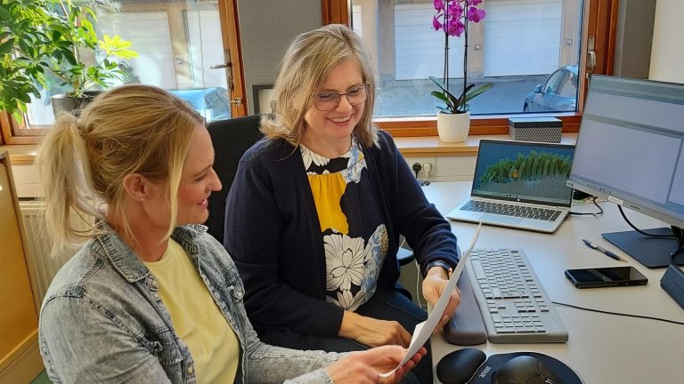 Bilde av to damer på kontor