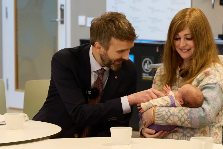 Fotografi av helseminister Jan Christian Vestre og dame med baby