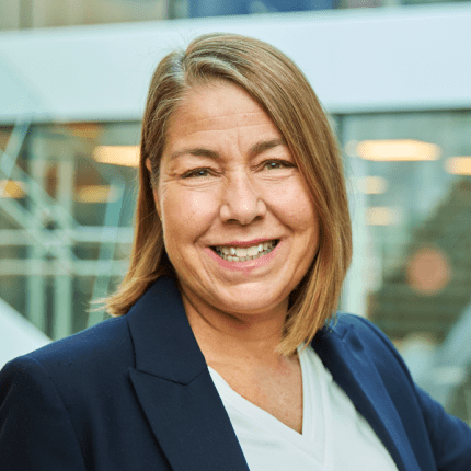Portrett av smilende dame